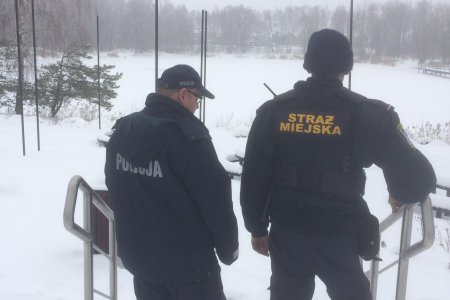 Nie wchodź na zamarznięty zbiornik wodny!