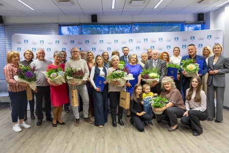 Pamiątkowe zdjęcie mieszkańcow nagrodzonych i wyrożnionych w konkursie na najładniejszą posesję. Władze miasta na zdjęciu reprezentuje prezydent Krzysztof Kosiński i sekretarz Adriana Saganek.