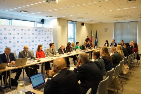 Zdjęcie z obrad radnych podczas sesji rady miasta.