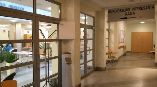 Hol prowadzący do wejścia do Biura Obsługi Interesanta.