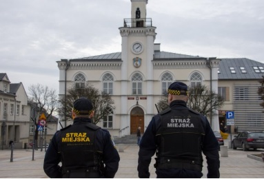 Miejsce strażnicy na placu Jana Pawła II idą w kierunku ratusza.