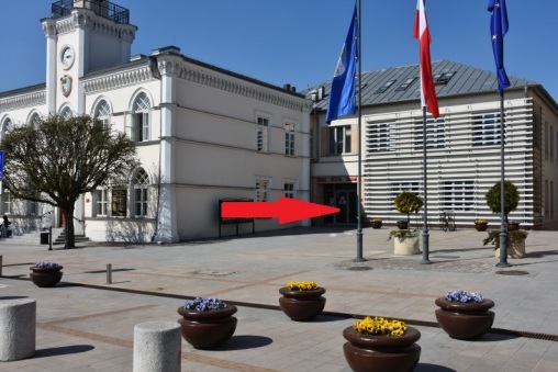 Ratusz. Po prawej stronie ratusza, w nowej, dobudowanej części mieści się Urząd Stanu Cywilnego.