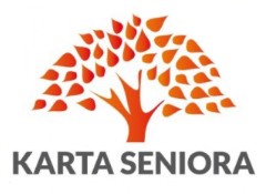 Grafika Karty Seniora przedstawiająca rozłożyste brązowe drzewo z dużymi listkami w kształcie łezek. Pod drzewem mieści się napis: Karta Seniora.