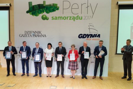Laureaci rankingu stoją rzędem na tle ścianki z logotypami rankingu 